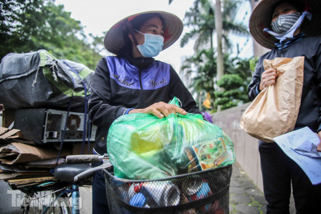 Sau &#34;ATM gạo&#34;, Hà Nội có thêm &#34;siêu thị 0 đồng&#34; dành cho người nghèo chống Covid-19 - 15