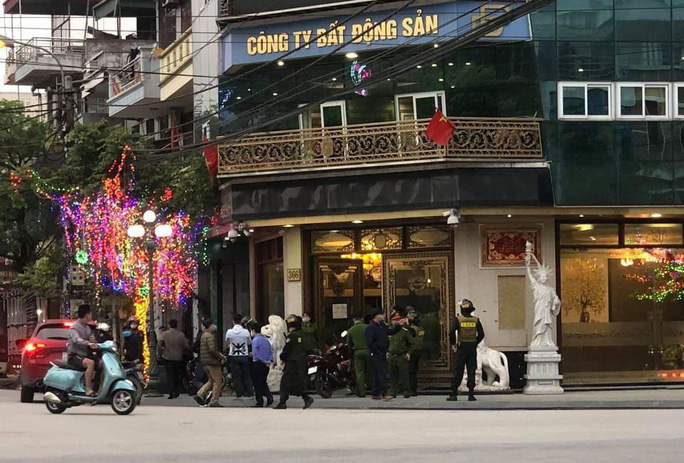 Lực lượng Công an tiến hành bắt tạm giam và khám xét khi bắt Nguyễn Thị Dương, vợ Đường "Nhuệ"