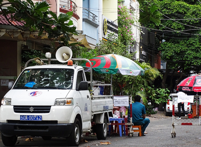 Lực lượng chức năng phong tỏa lối đi vào chung cư