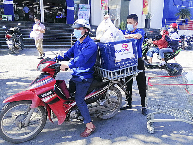 Nhân viên Co.op mart chuẩn bị giao hàng cho khách