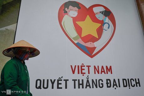 Một pano "Việt Nam quyết thắng đại dịch" tại trung tâm TP HCM trong những ngày cách ly xã hội. 