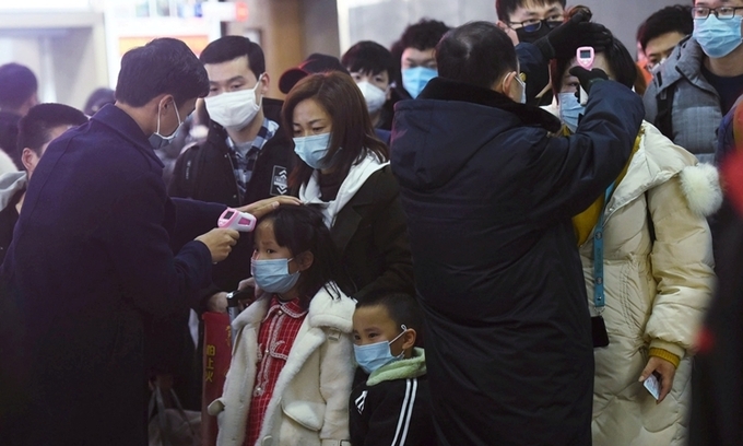 Giới chức y tế ở Hàng Châu đo thân nhiệt hành khách đến từ Vũ Hán ngày 23/1