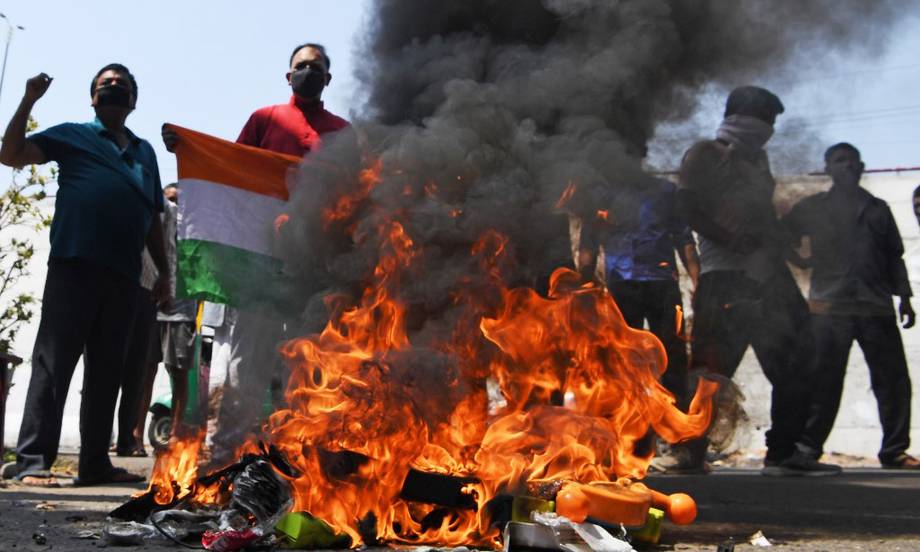 Đám đông biểu tình đốt hàng hóa Trung Quốc tại New Delhi, Ấn Độ, hôm 18/6. Ảnh: AFP.