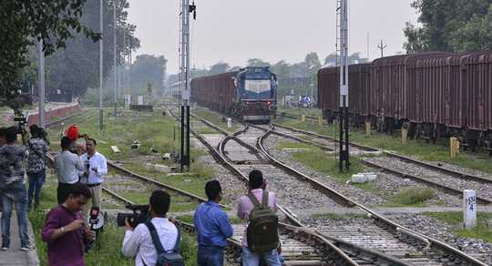Bộ Đường sắt Ấn Độ đã chấm dứt hợp đồng trị giá 62,8 triệu USD với Công ty Tín hiệu & Viễn thông Bắc Kinh (Trung Quốc). Ảnh: AP