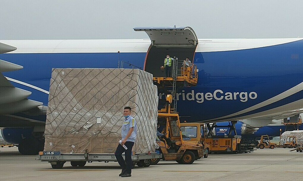 Một kiện hàng khẩu trang y tế đang được đưa lên máy bay của AirBridge Cargo Airlines. Ảnh: ITL