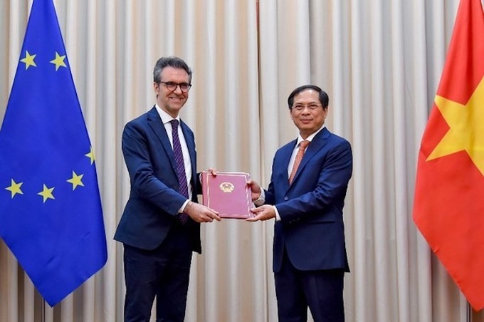 Thứ trưởng Ngoại giao Bùi Thanh Sơn (bên phải) trao công hàm cho Đại sứ EU tại Hà Nội. Ảnh: Bộ Ngoại giao