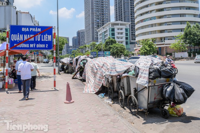 Phố phường Hà Nội đang ngập rác thải.