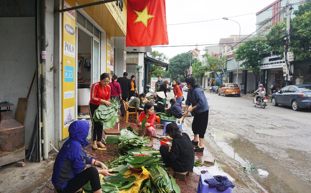 Người dân Nghệ An gói bánh chưng gửi đồng bào vùng lũ Bình - Trị - Thiên.