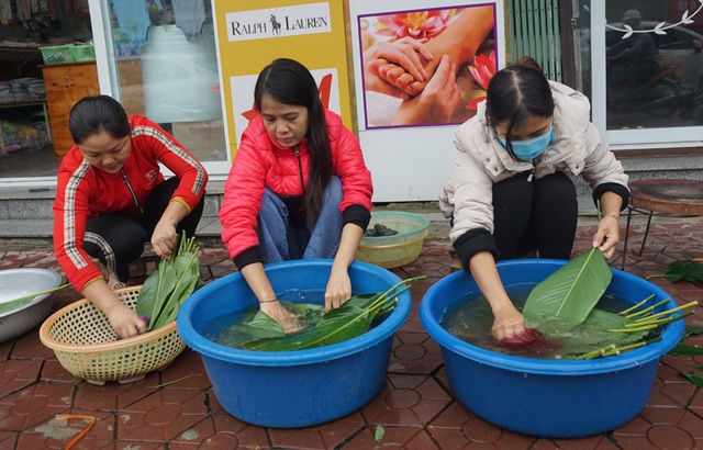 Lá dong là nguyên liệu khó có thể gom với số lượng lớn trong bối cảnh ngập lụt khắp nơi như hiện nay.