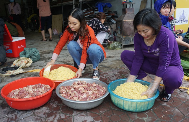 Những chiếc bánh được gói bằng nghĩa tình của người dân xứ Nghệ dành cho đồng bào đang chống chọi với thiên tai khắc nghiệt.