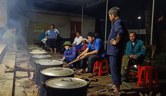 Người dân xã Thanh Dương (Thanh Chương, Nghệ An) thức nấu bánh chưng gửi đồng bào vùng lũ.