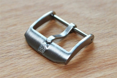 Miếng sắt trên đầu dây thắt lưng được gọi là Buckle