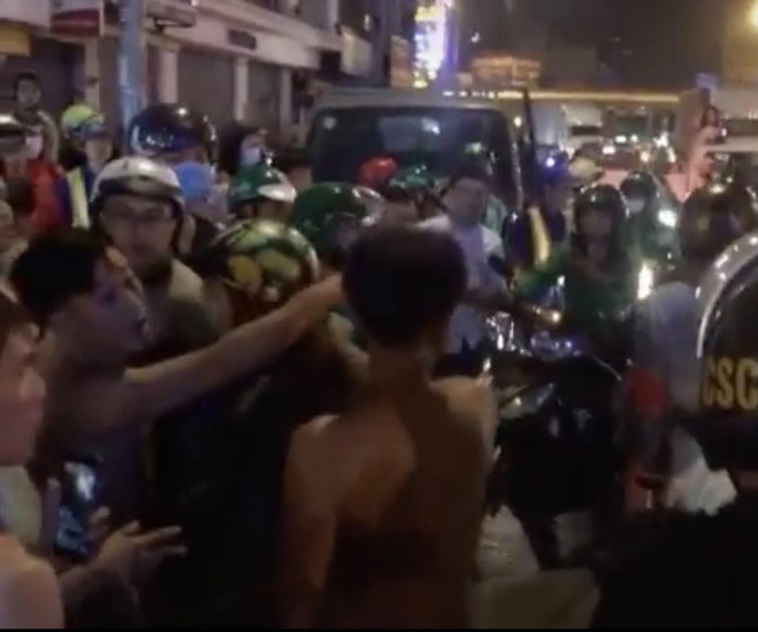 Cảnh náo loạn tại ngã tư Hàng Xanh (ảnh cắt từ clip)