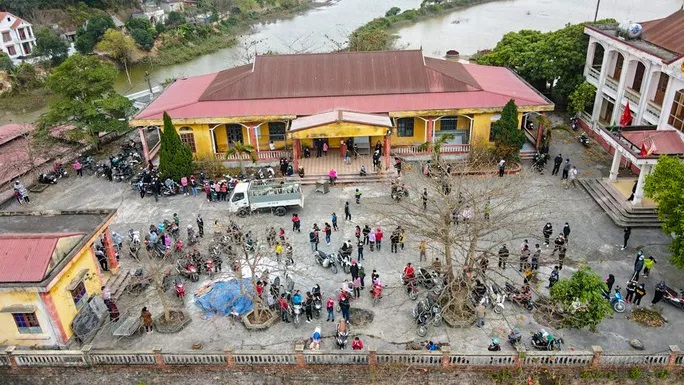 Toàn cảnh người dân có mặt tại UBND xã Hưng Đạo (TP Chí Linh, Hải Dương)