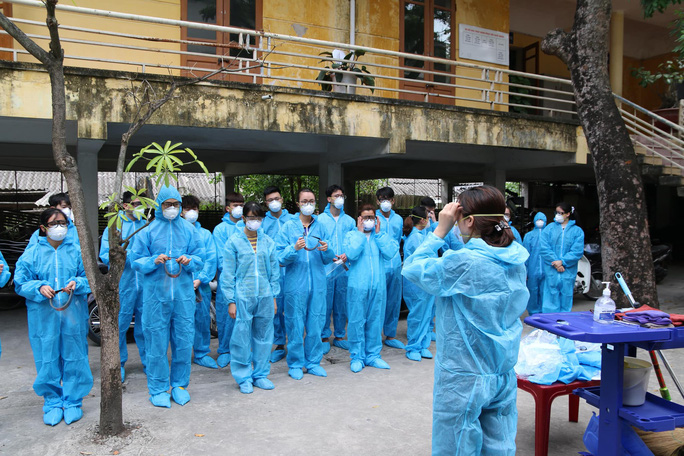 Các sinh viên được cán bộ y tế của Bệnh viện Bạch Mai hướng dẫn, tập huấn về công tác kiểm soát nhiễm khuẩn Ảnh: TRUNG SƠN