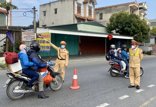 Người về Hải Dương ăn Tết vội vã rời đi trước giờ G giãn cách xã hội - Ảnh 2.