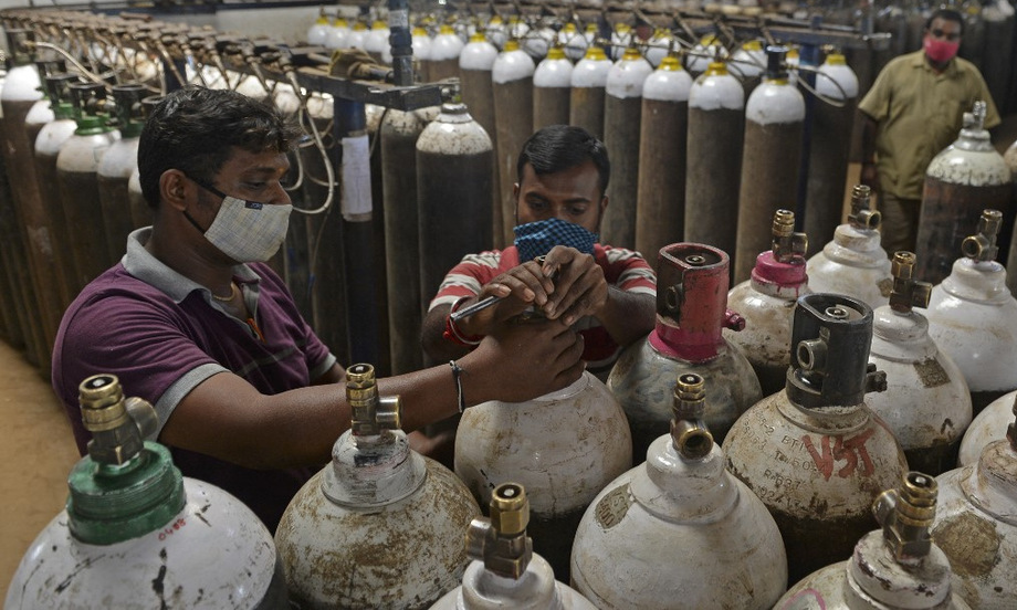 Công nhân chuẩn bị xi lanh oxy tại một nhà máy ở Chennai, Ấn Độ, hôm 24/4. Ảnh: AFP.