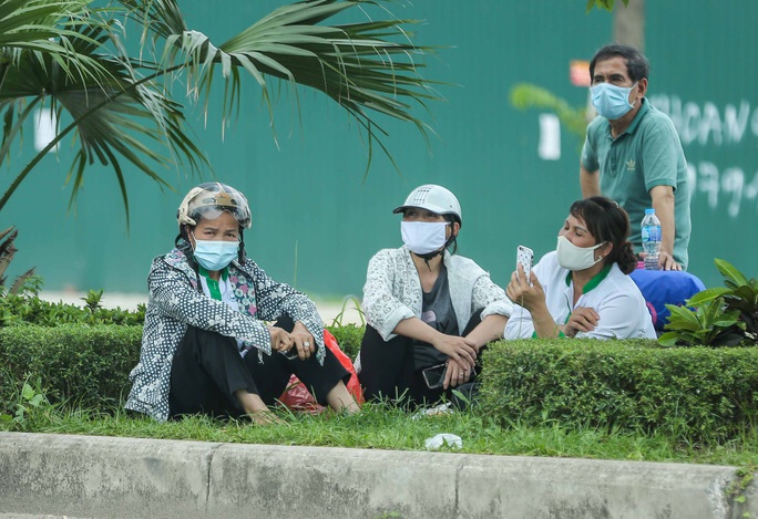 Cận cảnh bệnh nhân, người nhà “vật vờ” dưới nắng nóng ngoài Bệnh viện K bị phong toả - Ảnh 9.