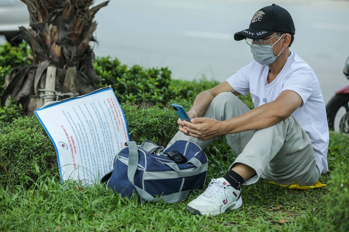 Cận cảnh bệnh nhân, người nhà “vật vờ” dưới nắng nóng ngoài Bệnh viện K bị phong toả - Ảnh 11.