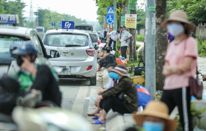 Cận cảnh bệnh nhân, người nhà “vật vờ” dưới nắng nóng ngoài Bệnh viện K bị phong toả - Ảnh 2.