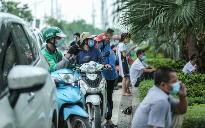 Cận cảnh bệnh nhân, người nhà “vật vờ” dưới nắng nóng ngoài Bệnh viện K bị phong toả - Ảnh 4.