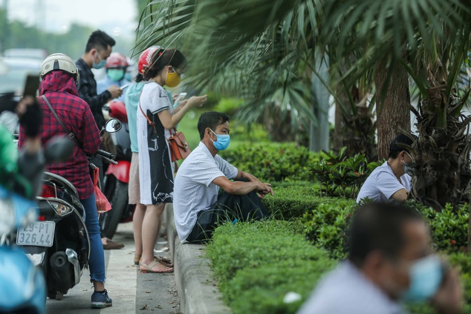 Cận cảnh bệnh nhân, người nhà “vật vờ” dưới nắng nóng ngoài Bệnh viện K bị phong toả - Ảnh 7.