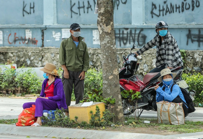 Cận cảnh bệnh nhân, người nhà “vật vờ” dưới nắng nóng ngoài Bệnh viện K bị phong toả - Ảnh 3.