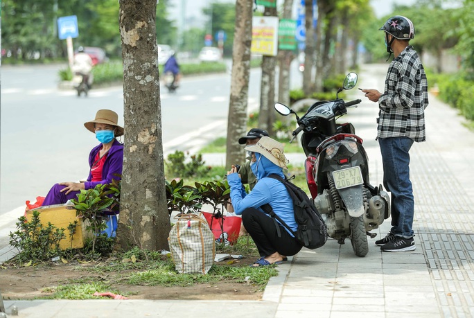 Cận cảnh bệnh nhân, người nhà “vật vờ” dưới nắng nóng ngoài Bệnh viện K bị phong toả - Ảnh 10.