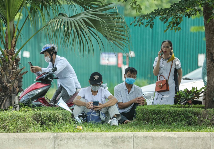 Cận cảnh bệnh nhân, người nhà “vật vờ” dưới nắng nóng ngoài Bệnh viện K bị phong toả - Ảnh 6. Cận cảnh bệnh nhân, người nhà “vật vờ” dưới nắng nóng ngoài Bệnh viện K bị phong toả - Ảnh 6.