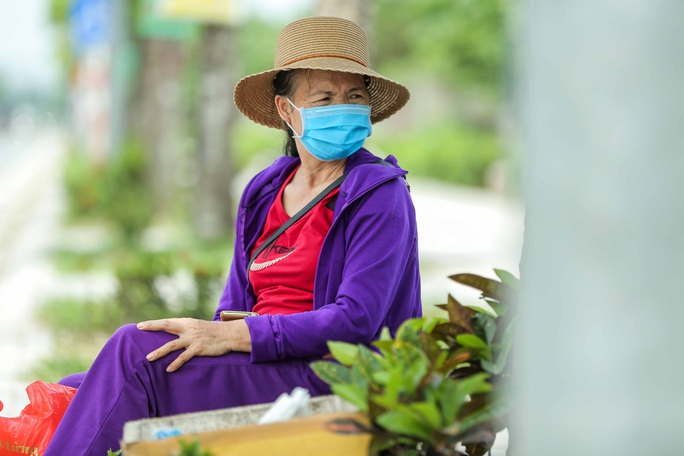Cận cảnh bệnh nhân, người nhà “vật vờ” dưới nắng nóng ngoài Bệnh viện K bị phong toả - Ảnh 8. Cận cảnh bệnh nhân, người nhà “vật vờ” dưới nắng nóng ngoài Bệnh viện K bị phong toả - Ảnh 8.