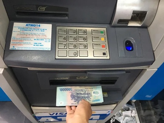 Cách xử lý khi rút tiền ở cây ATM chẳng may bị nuốt thẻ