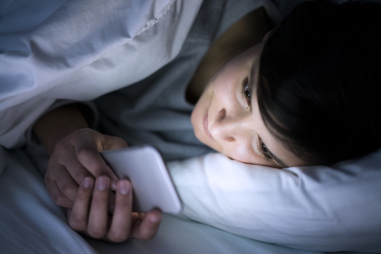 Việc làm “khó bỏ” trước khi ngủ âm thầm khiến cơ thể phải gánh chịu 5 tổn thương