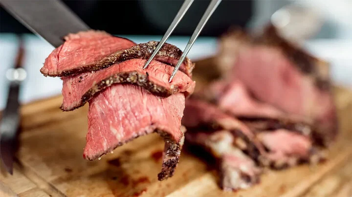 Thịt đỏ là loại thịt bị liệt vào danh sách gây ung thư.  (Ảnh: Healthline)