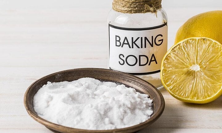 Baking soda giúp lau chùi gương giúp gương sáng bóng mà không để lại vết. (Ảnh: Newsweek)