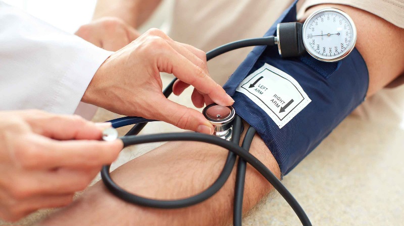 Huyết áp thường tăng cao vào mùa lạnh do các mạch máu tạm thời bị thu hẹp (Ảnh: Internet)
