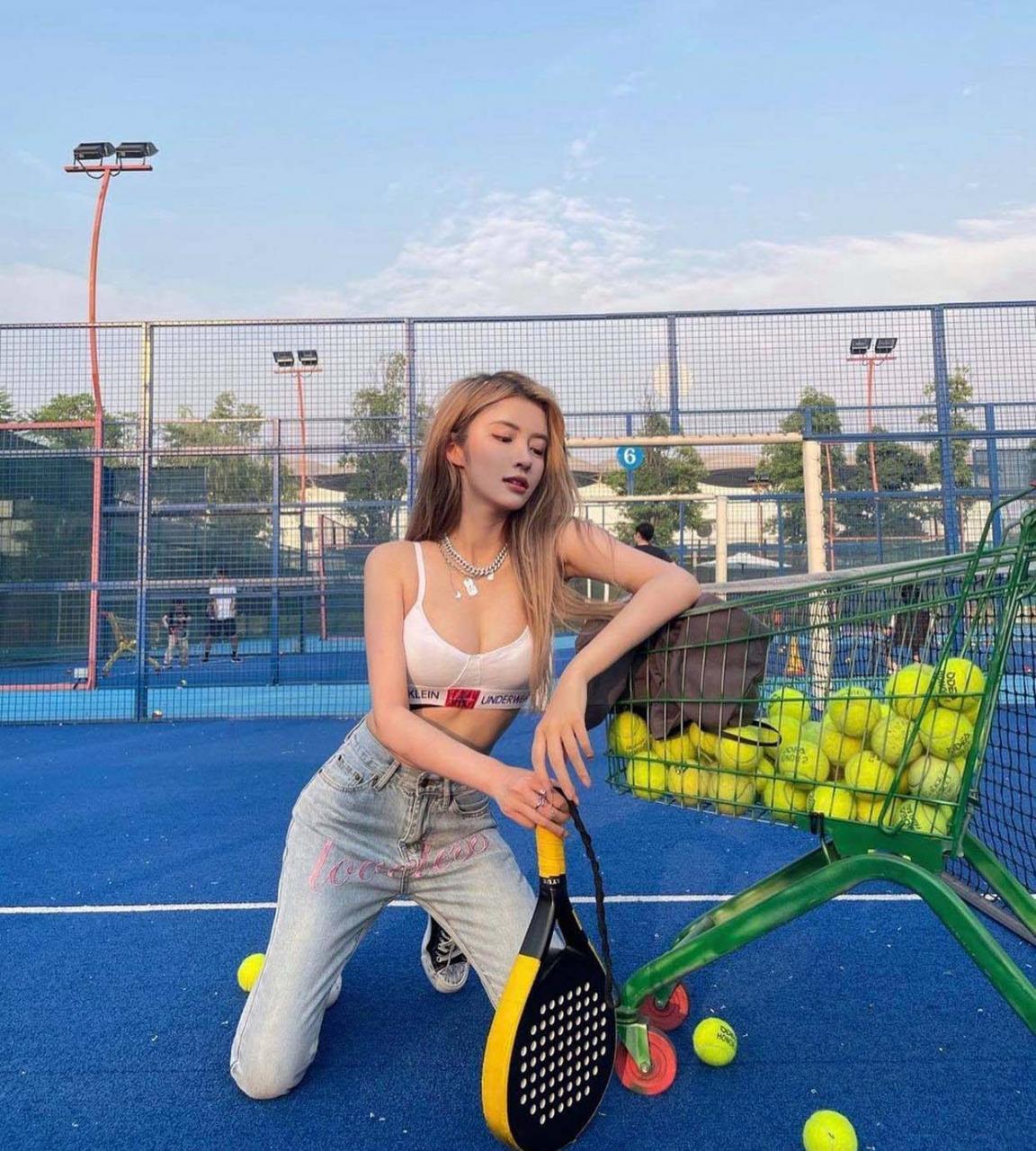 Phong cách mặc đồ khác biệt khi chơi tennis của sao Việt - 8