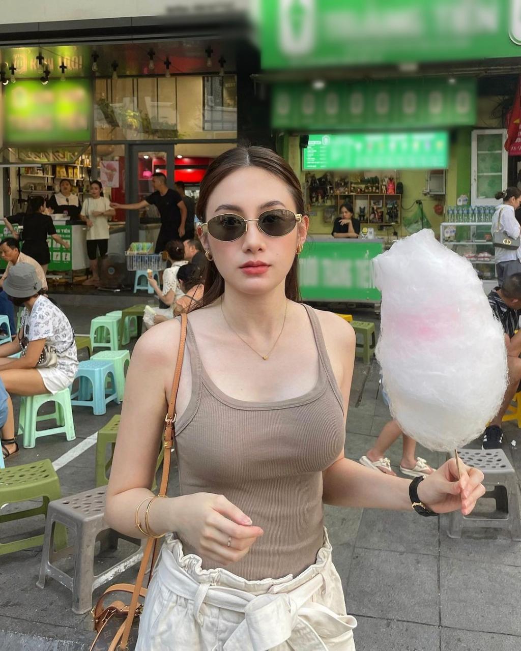 Hot girl Lào gốc Việt nổi bật trên đường phố Hà Nội: dáng nuột, mặt xinh - 1